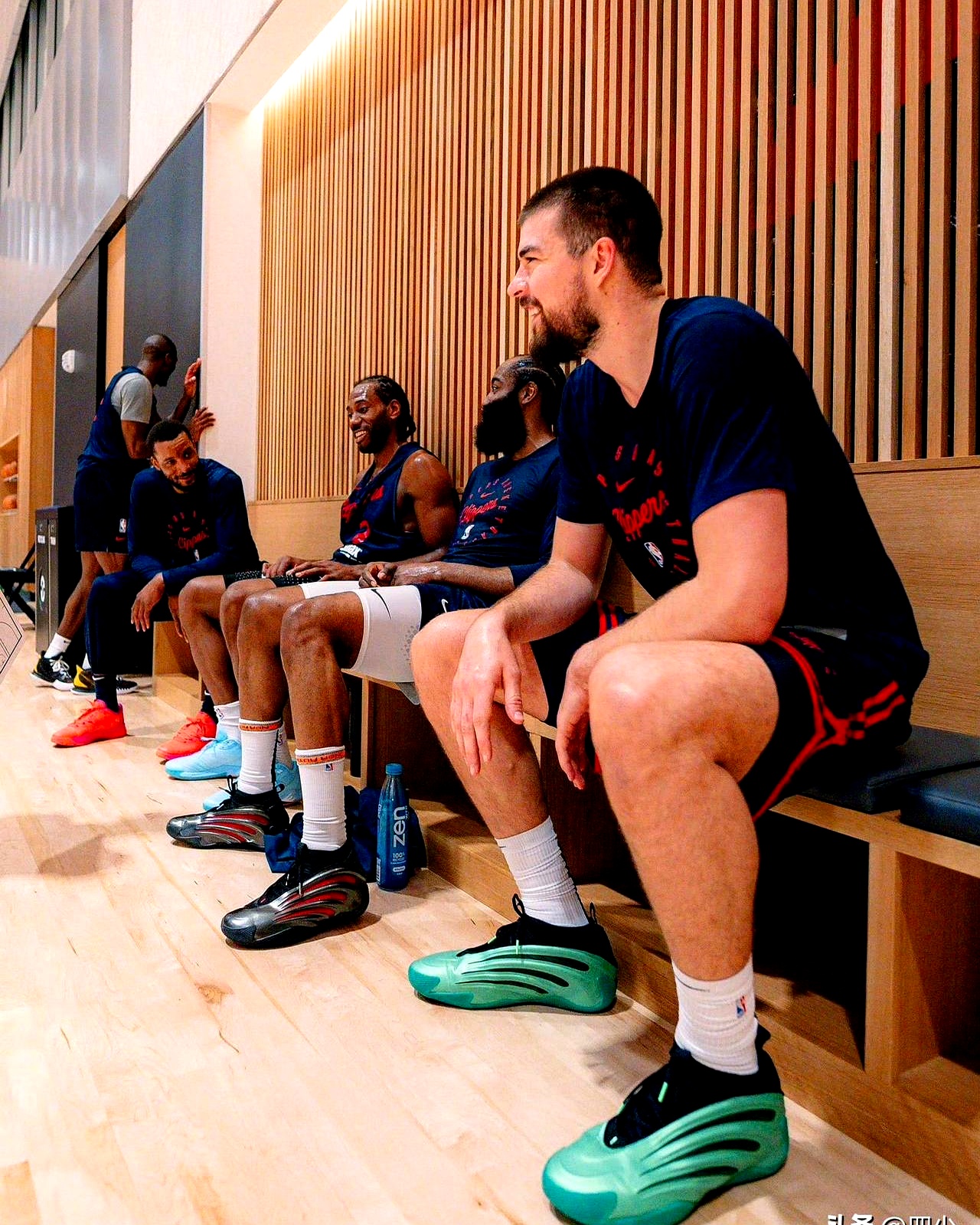 开云体育登录入口集结日洛杉矶快船备战社区盾；外线爆发细节曝光；悬念犹存；年轻球员得到机会的简单介绍